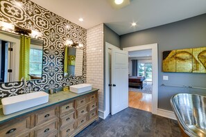 A modern bathroom with two sinks, a large mirror, and a bathtub. - Secluded Ithaca Home w/ Hot Tub ~ 5 Mi to Cornell! (Ithaca)