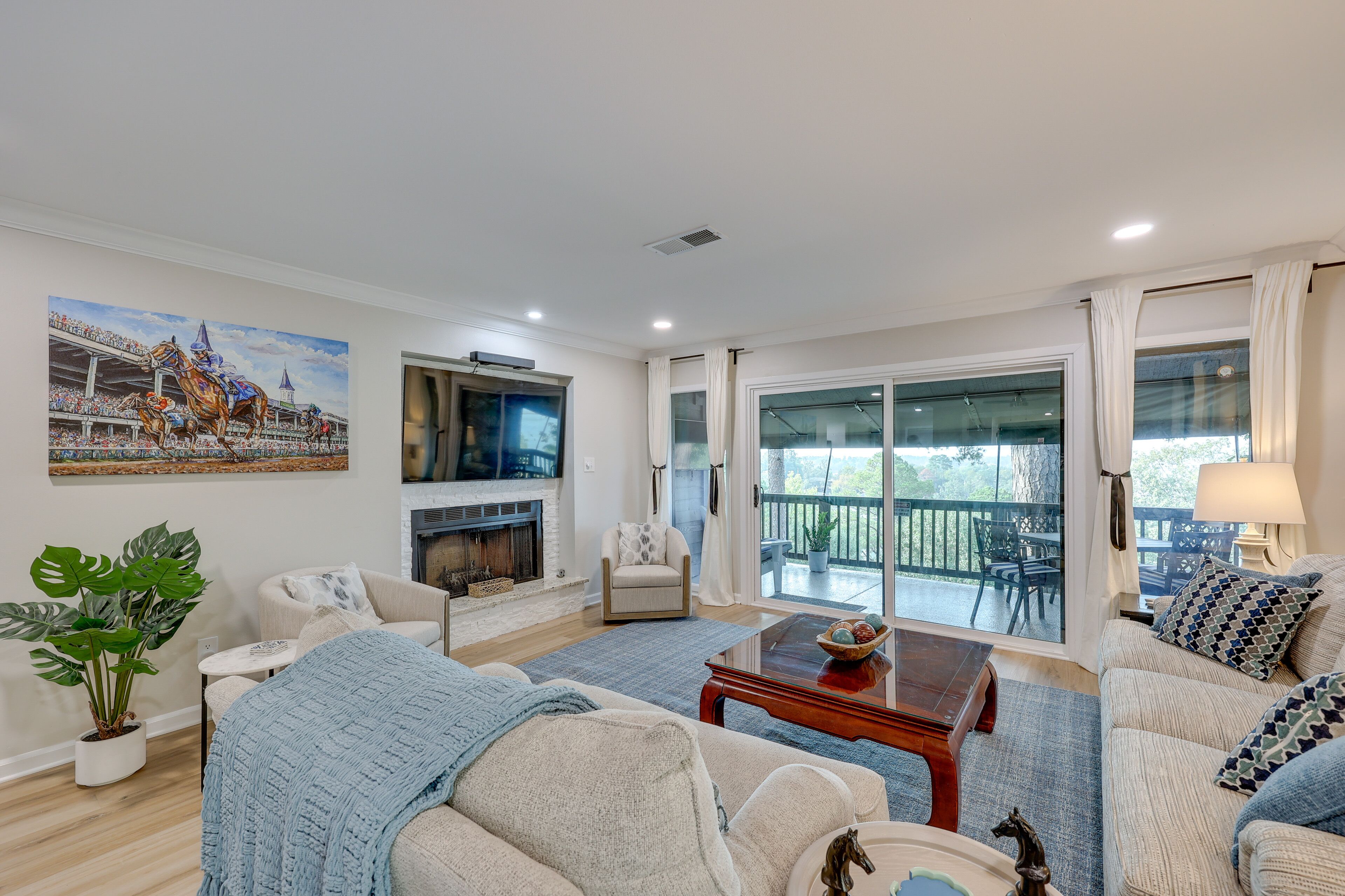 Updated Hot Springs Condo w\/ Lakefront Balcony!