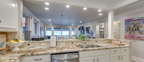 Fridge, microwave, stovetop, dishwasher
