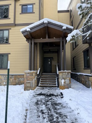 Exterior - Fireside Condo at the Village - Sleeps 4 - Newly Remodeled (Mammoth Lakes)