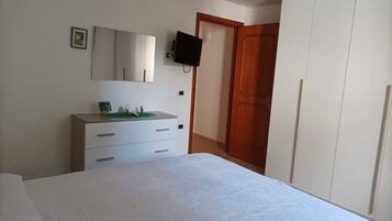 1 bedroom, iron/ironing board, free WiFi, bed sheets