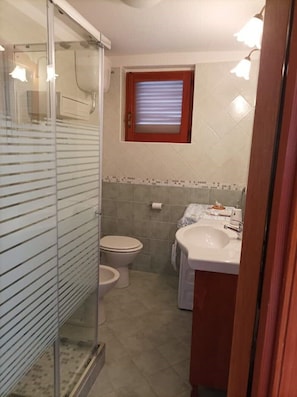 Haartrockner, Handtücher, Seife, Toilettenpapier