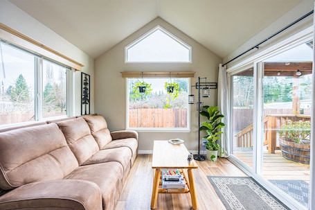 TV. Beaver Pines: Tiny Home Getaway
