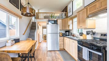 Geladeira, micro-ondas, fogão, cooktop