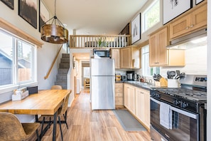 Een koelkast, een magnetron, een oven, een kookplaat