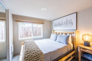 2 bedrooms, desk, iron/ironing board, free WiFi - Beaver Pines: Tiny Home Getaway (Beaver)