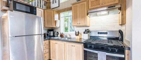 Kjøleskap, mikrobølgeovn, ovn og kokeplater