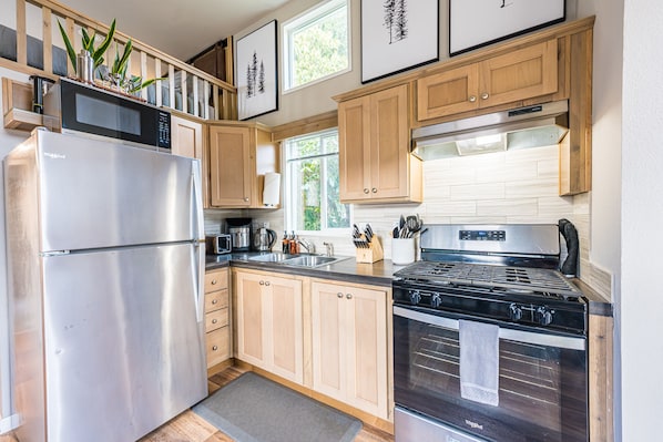 Een koelkast, een magnetron, een oven, een kookplaat