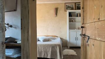 5 bedrooms, desk, iron/ironing board, travel crib