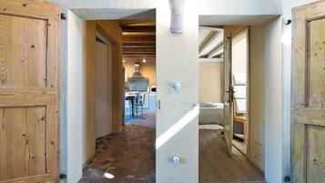 5 soverom, skrivebord, strykejern/-brett og reiseseng for barn