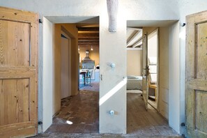 5 habitaciones, escritorio y tabla de planchar con plancha