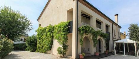 المنشأة من الخارج