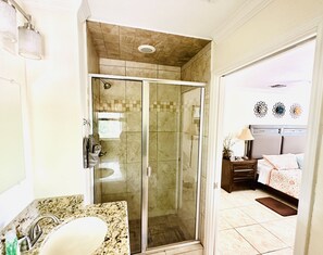 Shower, hair dryer, towels, soap - The Blue Llama- on the Guadelupe river! 2 pools, 1 heated, 4 hot tubs (New Braunfels)