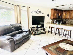 Smart TV - The Blue Llama- on the Guadelupe river! 2 pools, 1 heated, 4 hot tubs (New Braunfels)