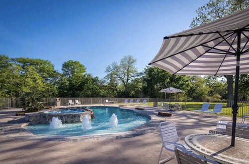 The Blue Llama- on the Guadelupe river! 2 pools, 1 heated, 4 hot tubs