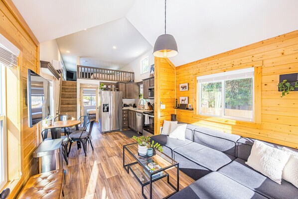 TV - Willow Corner: cozy modern tiny home (Port Angeles)