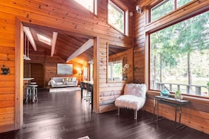 TV - Charming Lakefront Log Cabin (Fall City)