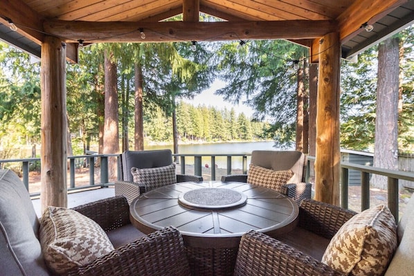 Outdoor dining - Charming Lakefront Log Cabin (Fall City)