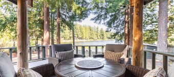 Charming Lakefront Log Cabin