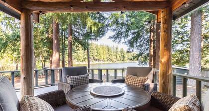 Charming Lakefront Log Cabin