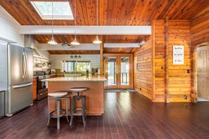 Fridge, microwave, oven, stovetop - Charming Lakefront Log Cabin (Fall City)