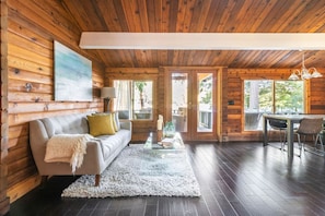 TV - Charming Lakefront Log Cabin (Fall City)