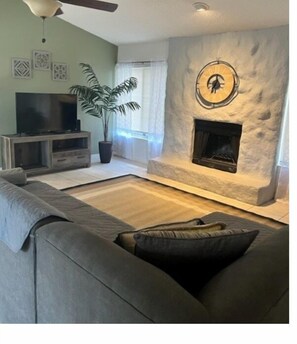 Smart TV y chimenea 