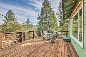 Outdoor dining - Charming Murphys Retreat: Luxury, Nature, and Wine Awaits! 5 mins to Main St! (Murphys)