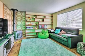 Smart TV, fireplace, video-game console, DVD player