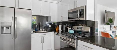 冰箱、微波炉、烤箱、炉灶