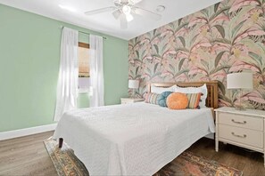 3 chambres, bureau, fer et planche à repasser, lit de bébé portatif