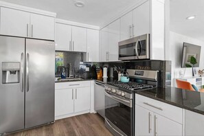 Réfrigérateur, four à micro-ondes, un four, surface de cuisson