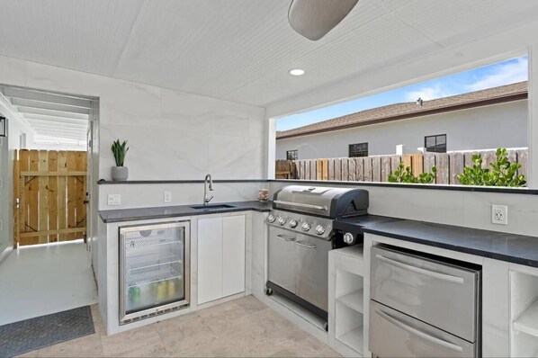 Fridge, microwave, oven, stovetop - Pet Friendly Pool Home - Close to Intracoastal (West Palm Beach)