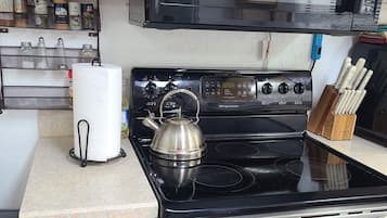 Microondas, horno, parrilla de estufa y cafetera y tetera