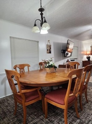 Dining - Your second home in florida (Altoona)