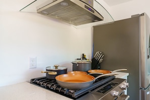 Refrigerador, microondas, horno, placa de cocina