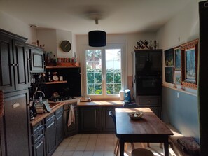 Frigorifero, forno, piano cottura, macchina per tè/caffè