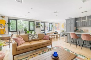 Chimenea, monitor de computadora y impresora 