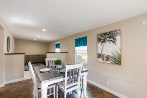 Dining - Amazing Pool House near Downtown and Beaches (Sarasota)