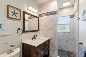 Hair dryer, towels, soap, toilet paper - Amazing Pool House near Downtown and Beaches (Sarasota)