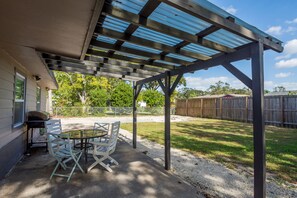 Outdoor dining - Amazing Pool House near Downtown and Beaches (Sarasota)