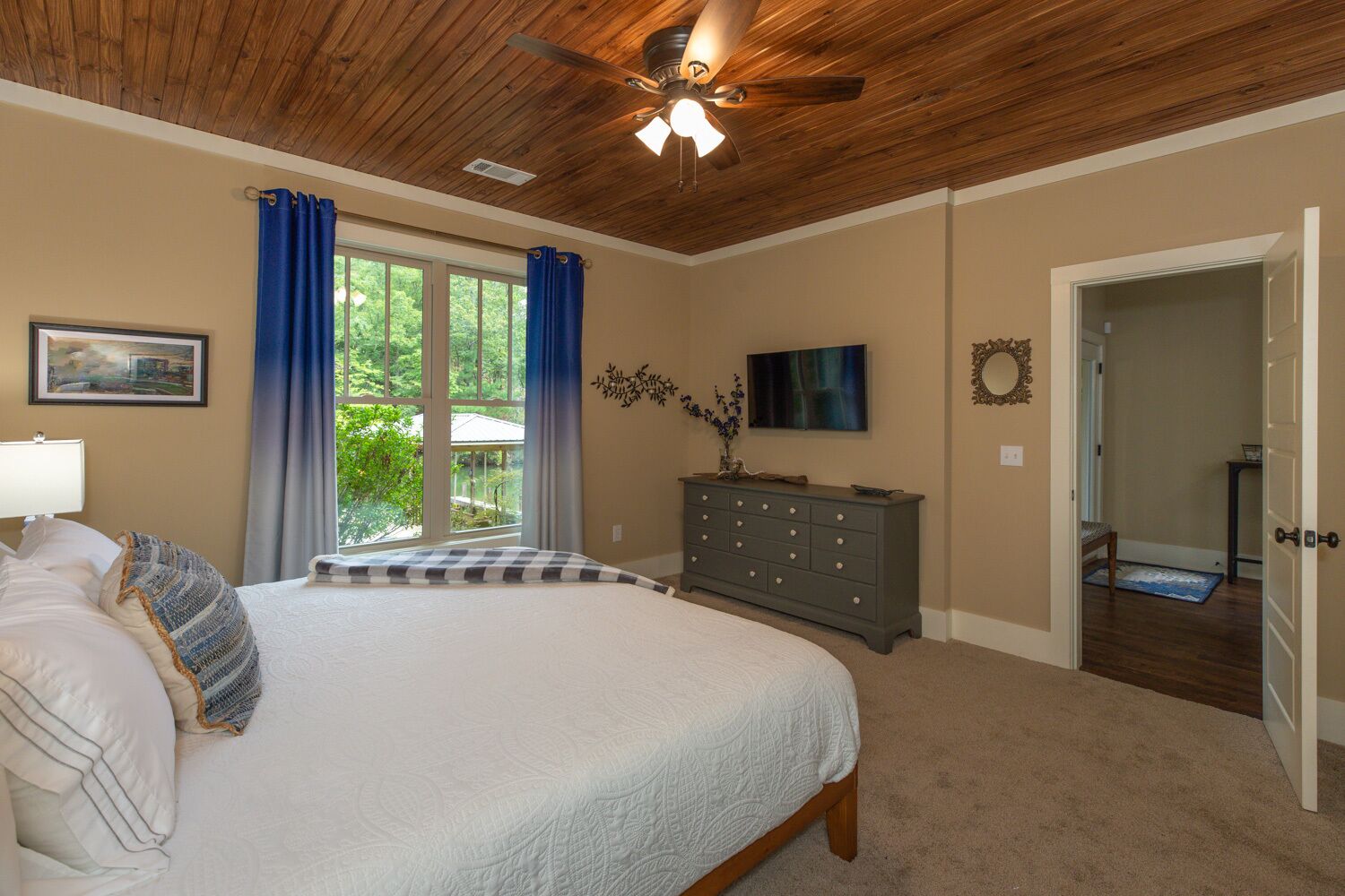 4 多间卧室、熨斗/熨衣板、免费 WiFi、床单