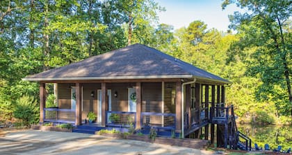 Perfect 4 Families w/ 2 Masters, Hot-tub + Game Room, Private Dock & Beach Area!