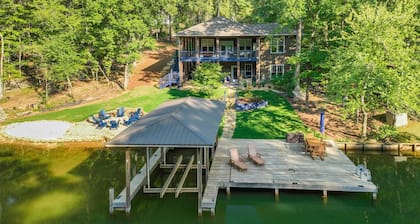 Perfect 4 Families w/ 2 Masters, Hot-tub + Game Room, Private Dock & Beach Area!