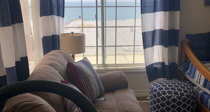 Seaside Retreat Apartment with Oceanview - Upstairs