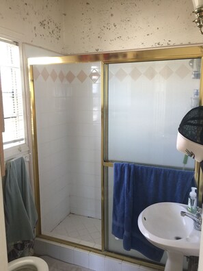 Doccia, asciugacapelli, asciugamani, sapone