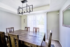 Dining - The Cardiff-Cozy Stylish 4bd home near Seattle
(Kent)