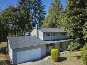Exterior - The Cardiff-Cozy Stylish 4bd home near Seattle
(Kent)