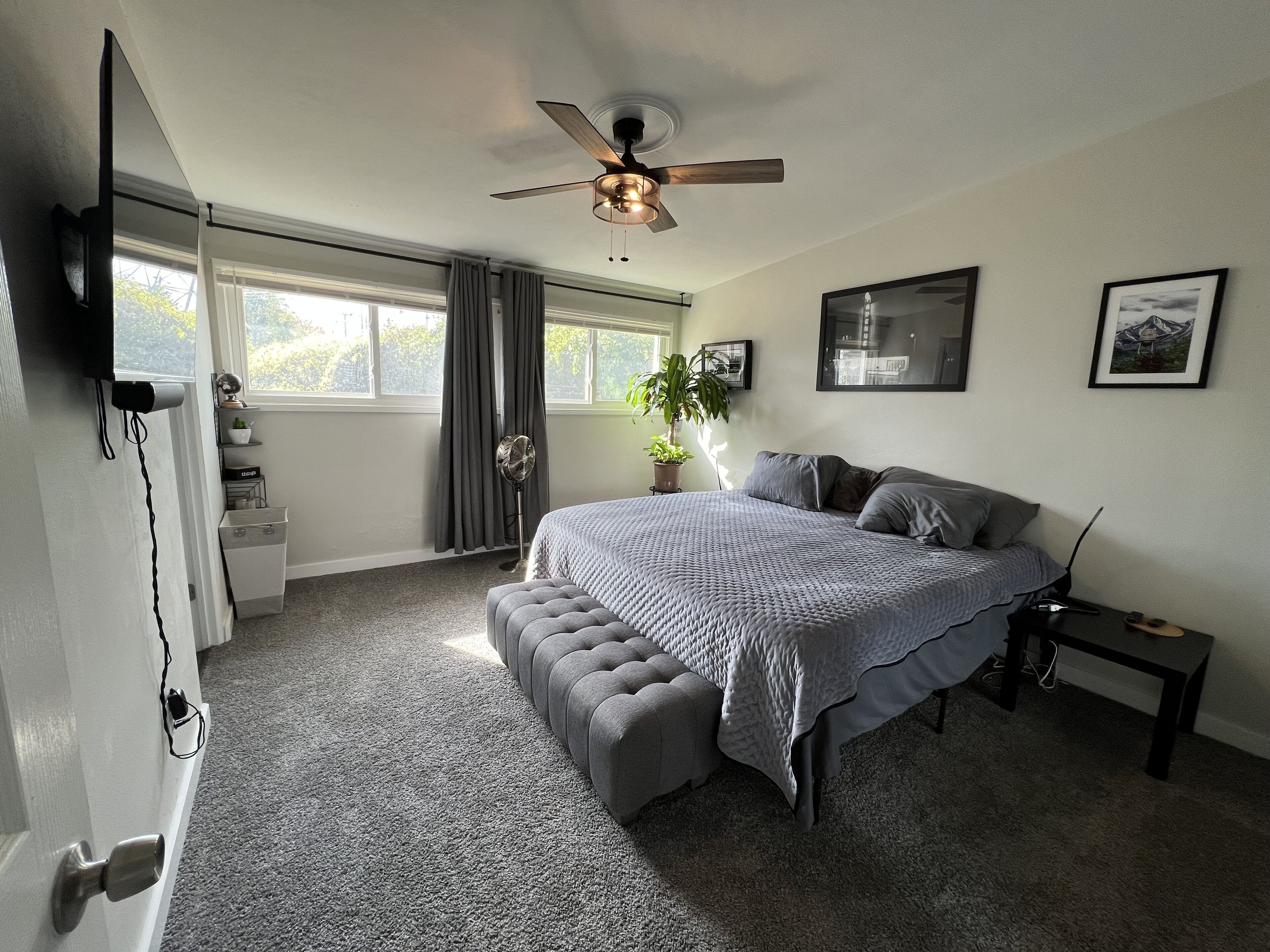 Stylish 3br 2 bath close to downtown, the airport, and freeways. 