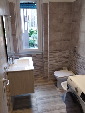 Shower, hair dryer, bidet, towels - Newly renovated apartment in serviced area (Milano)